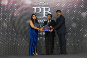 Shailesh Nigam (centre) receives the Clean Air Solution Provider Award