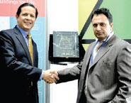 Manlio Valdes presents the Trane Energy Efficiency Leader Award to Mohammed Khalid